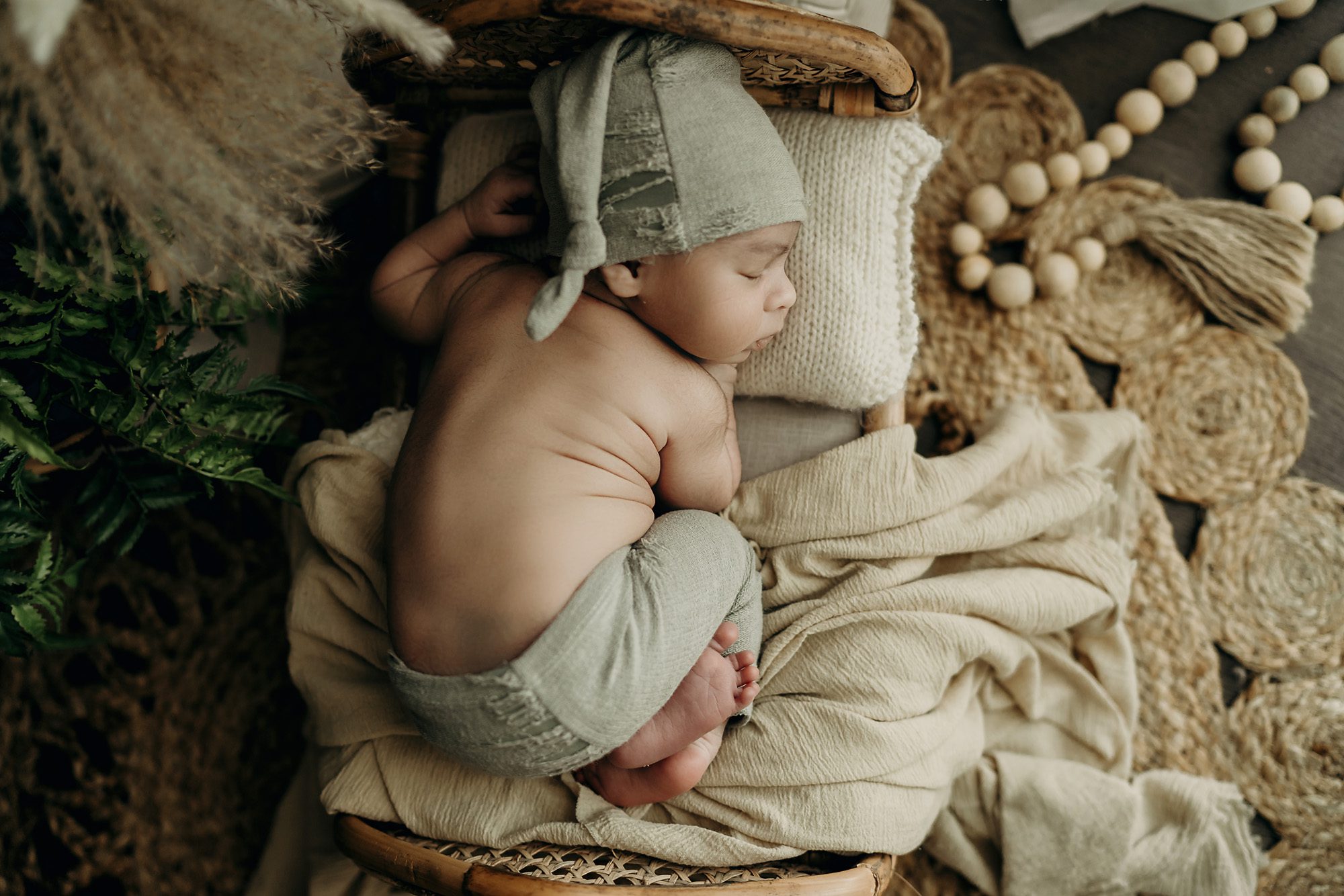 newborn photoshoot baby pose