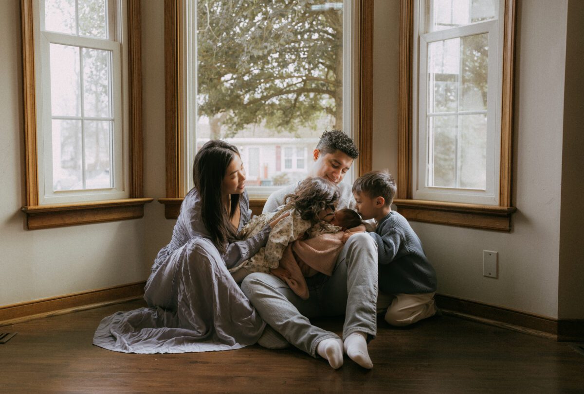 lifestyle in-home newborn with siblingssession by Jen Jacobowitz Photography in Richmond VA